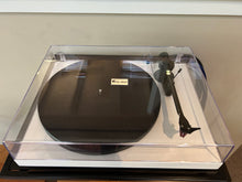 Load image into Gallery viewer, Pro-ject Debut Carbon DC (White)