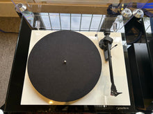 Load image into Gallery viewer, Pro-ject Debut Carbon DC (White)